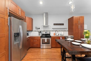 ثلاجة، ميكروويف، غسالة أطباق، ماكينة لصنع القهوة/الشاي