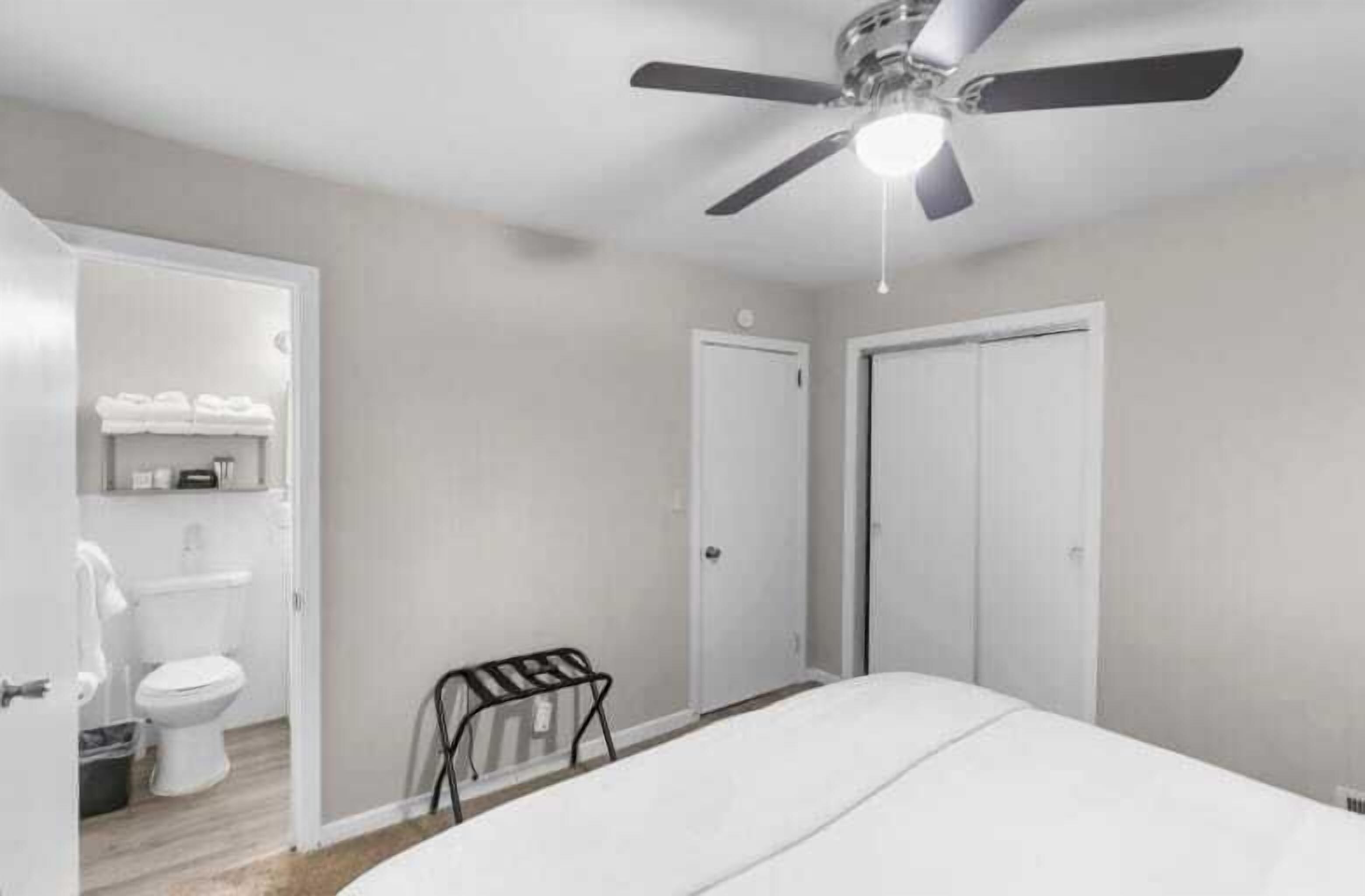 4 habitaciones, tabla de planchar con plancha, wifi y ropa de cama 