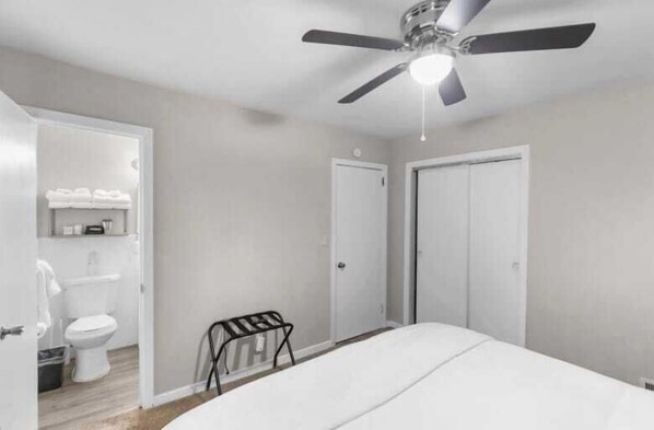 4 bedrooms, iron/ironing board, WiFi, bed sheets - Arcade | Games, Long Stays & Large Groups Welcomed! (Center Point)