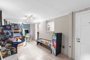 Games room - Arcade | Games, Long Stays & Large Groups Welcomed! (Center Point)