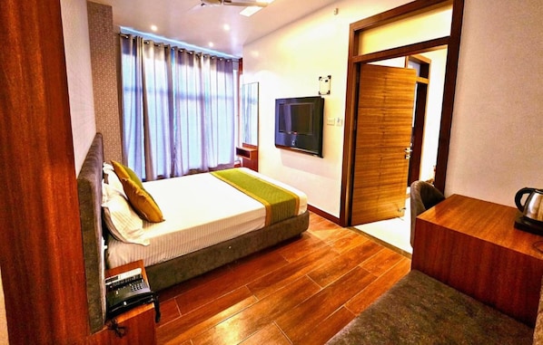Standard Double Room | Desk, laptop workspace, soundproofing, free WiFi