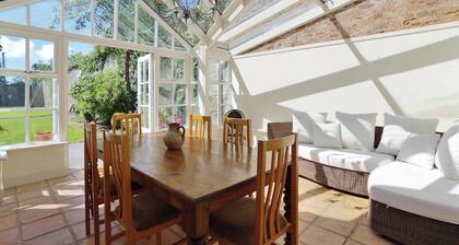 Tranquil 18th Century with tennis court!