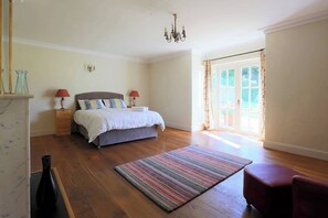 5 bedrooms, desk, iron/ironing board, WiFi