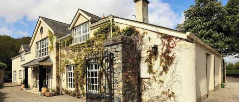 المنشأة من الخارج