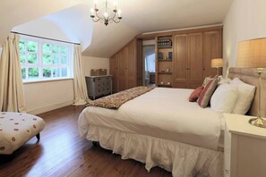 5 bedrooms, desk, iron/ironing board, WiFi