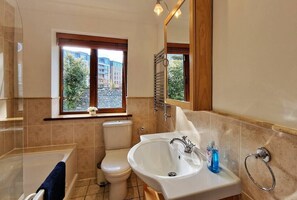 Douche, sèche-cheveux, serviettes fournies