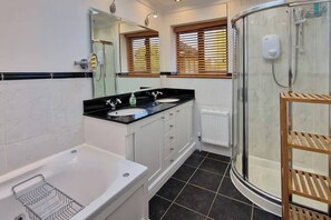 Shower, hair dryer, towels - Large & magnificent house in landscaped gardens (Dublin)