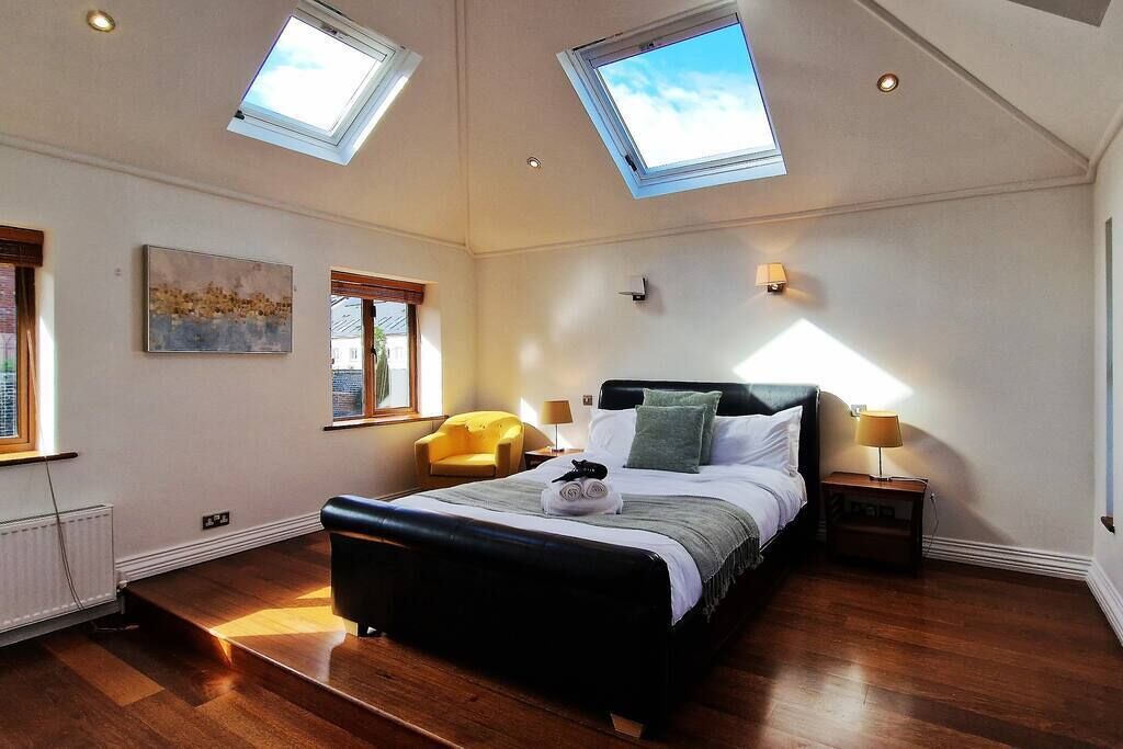 4 bedrooms, desk, iron/ironing board, WiFi