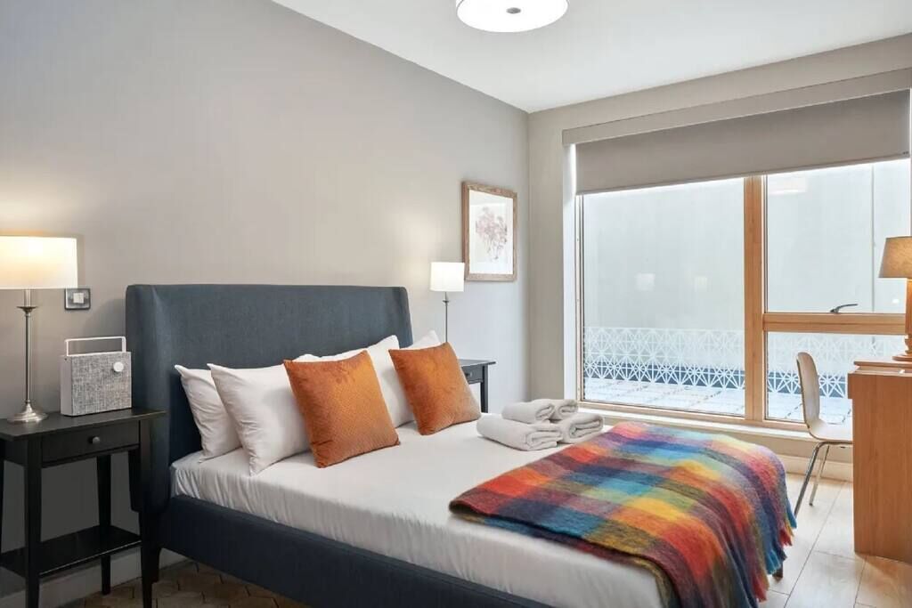 2 bedrooms, desk, iron/ironing board, WiFi