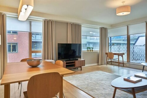 Large Stylish, Bright & Luxurious 2 Bed Apartment