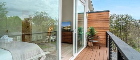 4 slaapkamers, een bureau, een strijkplank/strijkijzer, wifi