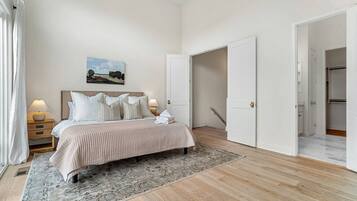 4 bedrooms, desk, iron/ironing board, WiFi