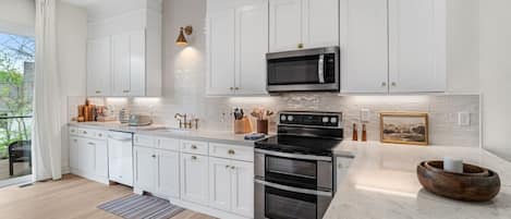 Refrigerador, microondas, horno, placa de cocina