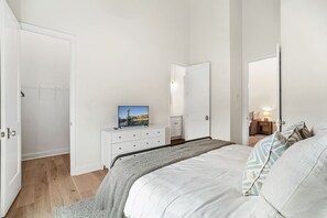 4 bedrooms, desk, iron/ironing board, WiFi