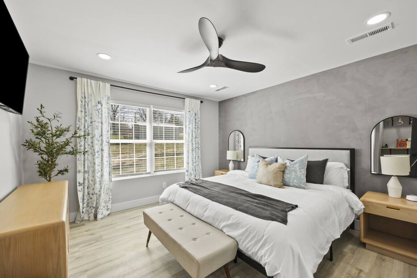 3 bedrooms, iron/ironing board, WiFi, bed sheets