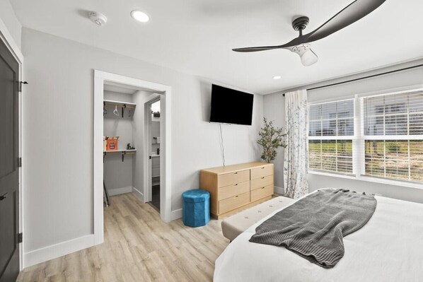 3 室のベッドルーム、アイロン / アイロン台、WiFi、ベッドシーツ