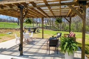 Outdoor dining - Quaint & Charming Knoxville Cottage (Knoxville)