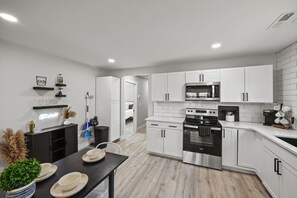 冷蔵庫、電子レンジ、オーブン、コンロ