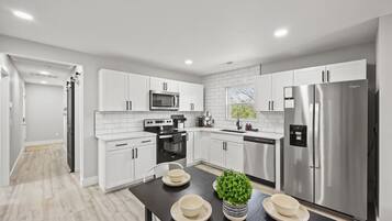 Refrigerador, microondas, horno y parrilla de estufa