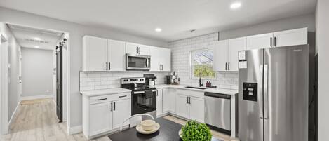 Een koelkast, een magnetron, een oven, een kookplaat