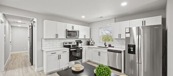 Quaint & Charming Knoxville Cottage
