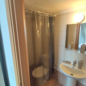 Bathroom - Calm and Peaceful First Line House in Front of the sea (Nea Propontida)
