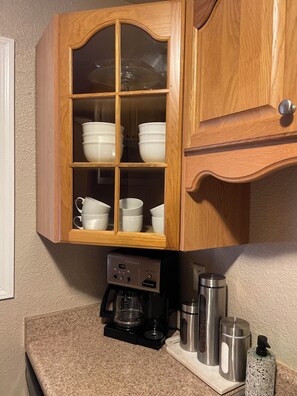 Interior - Cozy Home w/ Large Private Backyard. Minutes to Napa, Six Flags & ferry. (Vallejo)