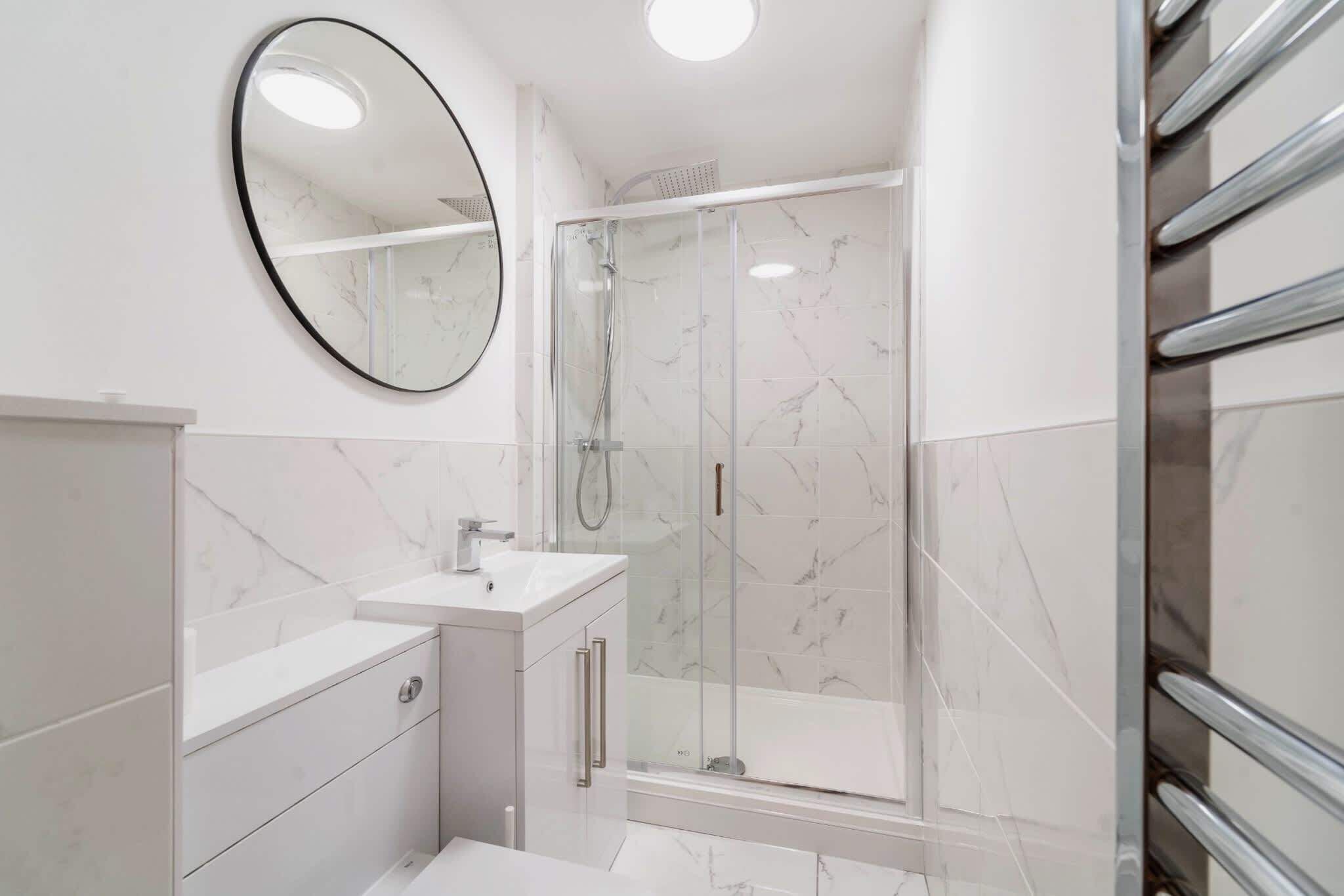Een douche, een haardroger, handdoeken, shampoo