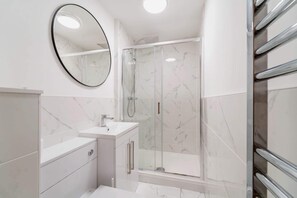 Shower, hair dryer, towels, shampoo - Lovely Apartment in Chester Centre (Chester)