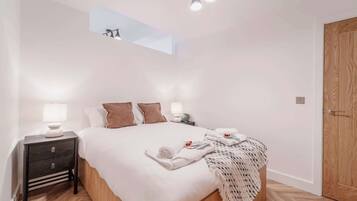 1 dormitori, planxa i posts de planxar, wifi i roba de llit