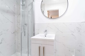 Shower, hair dryer, towels, shampoo