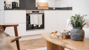 Kjøleskap, mikrobølgeovn, ovn og kokeplater