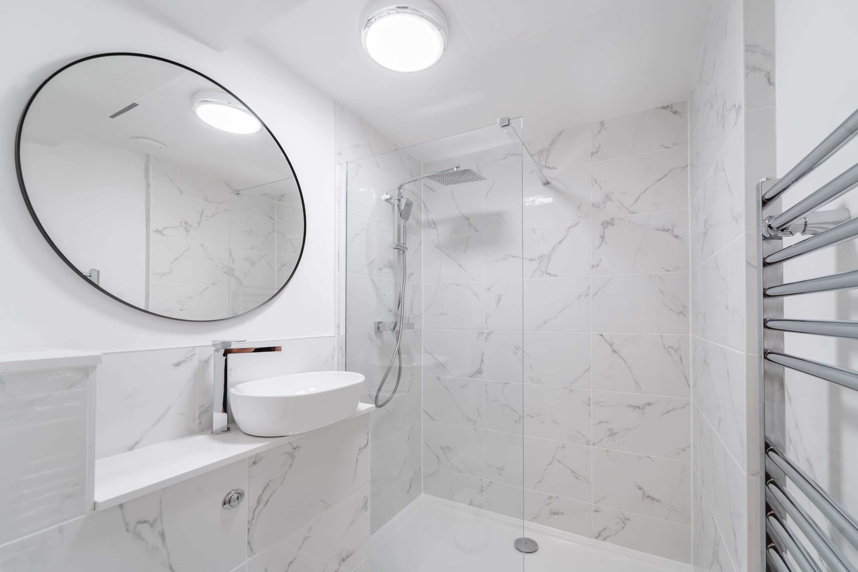 Een douche, een haardroger, shampoo