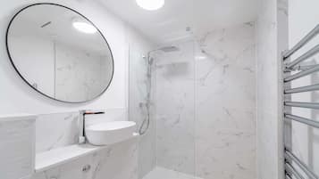 Een douche, een haardroger, shampoo