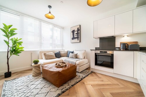 Central Chester: Cozy and Modern Flat