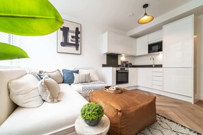 TV - Central Chester: Cozy and Modern Flat (Chester)