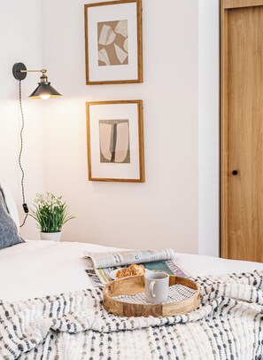 1 bedroom, iron/ironing board, WiFi, bed sheets - Central Chester: Cozy and Modern Flat (Chester)