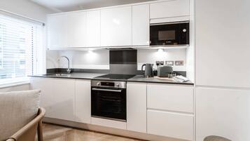 Kühlschrank, Mikrowelle, Ofen, Herdplatte