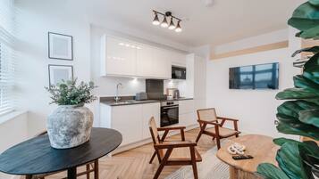 Fridge, stovetop, dishwasher