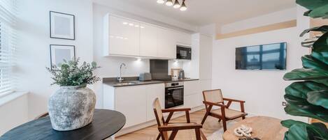 Fridge, stovetop, dishwasher