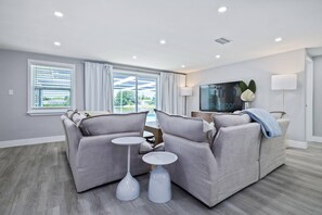 Smart TV, libri, videoteca, impianto stereo