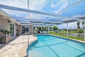 Pool - Luxury 3BR Home w/ Heated Pool, Outdoor TV, Bikes & BBQ – Perfect for Families with Modern Kitchen! (Port Richey)