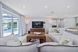 Smart TV, libri, videoteca, impianto stereo