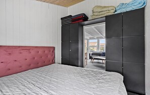 2 bedrooms, travel cot, free WiFi