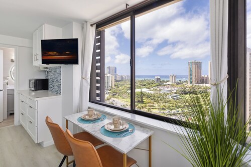 Stunning Ocean View/ Exquisite Renovated Studio/King Bed/Walk to Beach