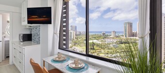Stunning Ocean View/ Exquisite Renovated Studio/King Bed/Walk to Beach