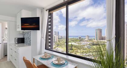Stunning Ocean View/ Exquisite Renovated Studio/King Bed/Walk to Beach