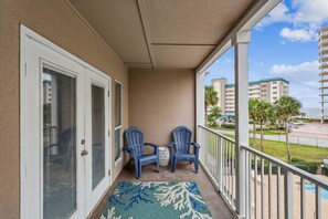 Property grounds - Completely Renovated 1BR Condo at Grand Caribbean West |Steps Away from the Gulf |Snowbird Friendly (Pensacola)