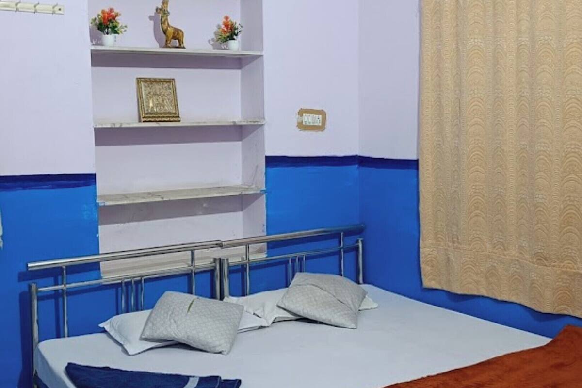 Laptop workspace, free WiFi, bed sheets