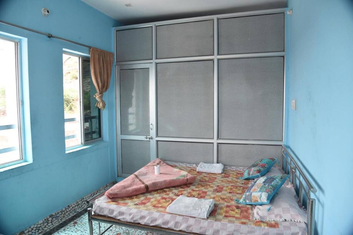 Laptop workspace, free WiFi, bed sheets